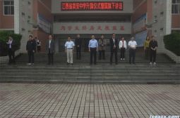 我校举行&ldquo;学会生存，创造美好生活&rdquo;主题升旗仪式