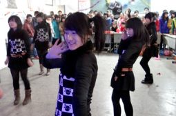 文学社社员载歌载舞迎新年