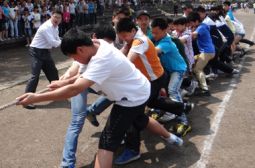 初三举行课间拔河比赛