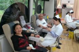 我校教师积极参加义务献血活动