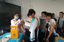 高二学生集体注射出血热疫苗