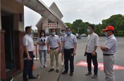 我校基础年级开学了&middot;冯校长现场解决问题