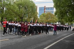 我校课间跑抓住好天气开跑