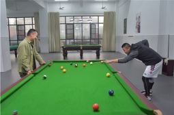 我校教职工积极利用学校体育设施锻炼身体