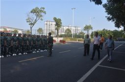 学校军训领导小组加强军训巡查