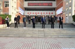 我校举行“守护绿色，守护健康，预防春季传染病”主题升旗仪式