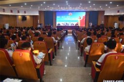 高安市人民检察院韩建检察长为高安中学学生上法治课