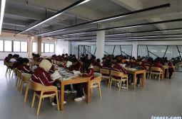 高安中学改造一新的图书馆、阅览室正式开放