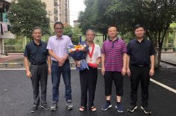 高安中学党委开展“七一”走访慰问活动