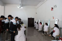 我校开展春季学期学生视力检测