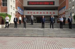我校举行“致敬平凡中的伟大”主题升旗仪式