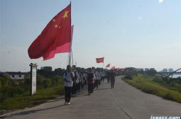 高安中学2025级高一新生开展军训拉练