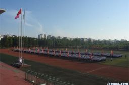 高安中学2025级新生军训总结表彰大会圆满举行