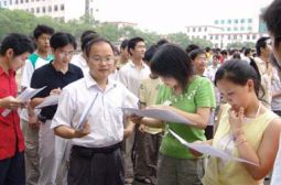 高三学生领回多余杂费