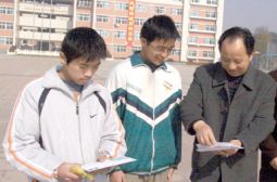 情系家乡学子，吴会长千里迢迢送温暖