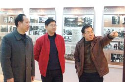 吴建华参观校史馆