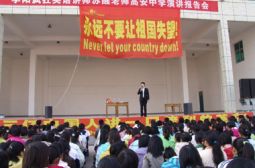 李阳疯狂英语到我校