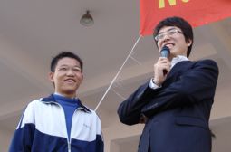 感受疯狂英语——学生上台，树立学习榜样