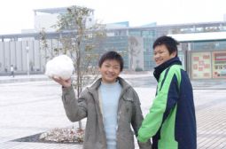 瑞雪降校园学生乐开心