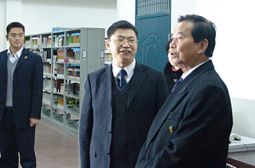 吴官正视察我校之五