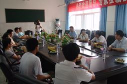 市领导慰问教师节