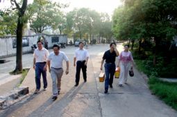 校领导走访慰问老同志