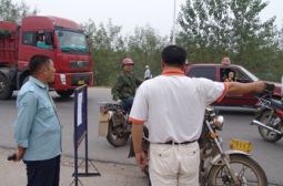 保卫科整顿校门前交通秩序