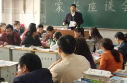 各年级家长会先后召开