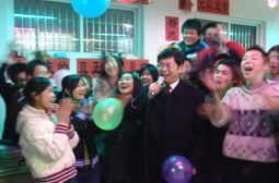 各班迎新大联欢，校长与学生同乐