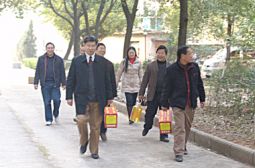 校领导走访慰问教职工