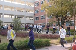我校进行紧急疏散演练
