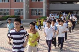 我校举行纪念汶川地震一周年活动