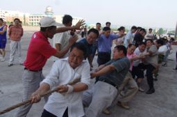 我校教工拔河比赛瞬间