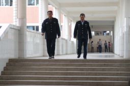 保卫科人员巡视校园保平安