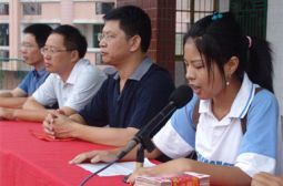 我校欢送全市高考理科状元刘袆妮上北大