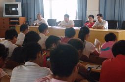 我校召开全体班主任会议，严阵以待防甲流