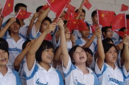 高二学生激情满怀唱红歌颂祖国