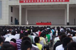 市关工委来我校举行爱国主义教育报告会
