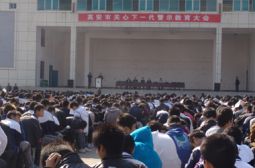 我校举行关心下一代警示教育报告会