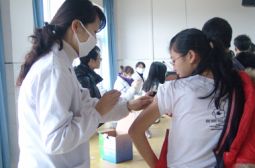 又一批学生接种甲流疫苗