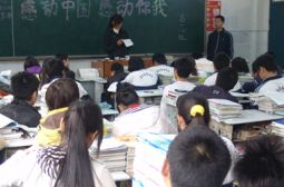 我校召开&ldquo;感动中国，感动你我&rdquo;主题班会