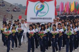 庆祝迁校五周年,全校运动会首次举行开幕式