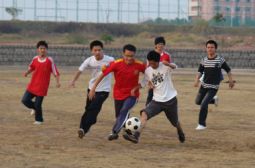 我校第二届师生足球赛开赛