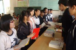 文学社举行现场作文比赛颁奖