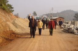 我校离退休教工举行生态百步行活动