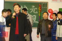 陈校长与学生共迎新年