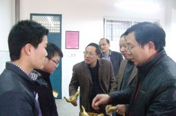 上海校友会吴建华来校送温暖