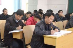 我校召开全体年级组长及班主任工作会