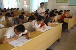 我校青年教师文化考试