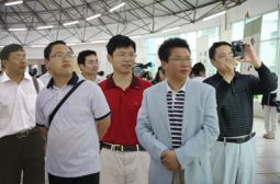市委领导来校参观我校老将军书法作品展